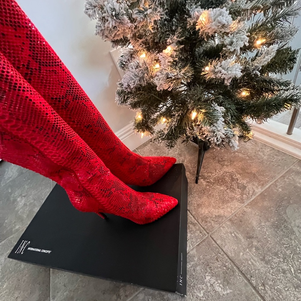 🔥🔥🔥🔥Holiday Red, Knee High Boots, Just in time for December ♥️♥️🔥🔥🔥